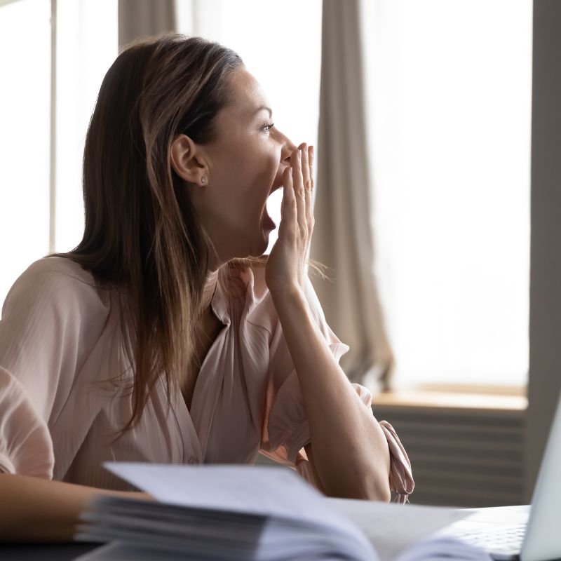 mujer cansada todo el tiempo sin energía en casa