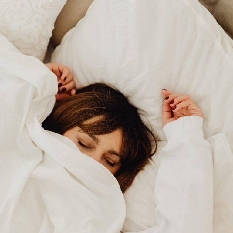 rutina nocturna para reducir el estrés y relajar la mente antes de dormir