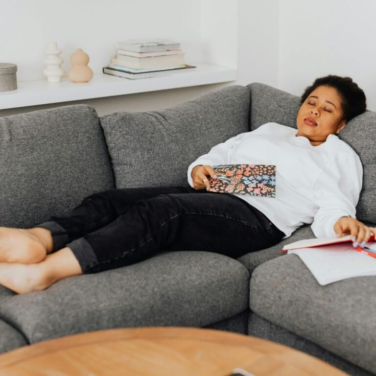 mujer que se levanta cansada aunque duerme sin energía por la mañana