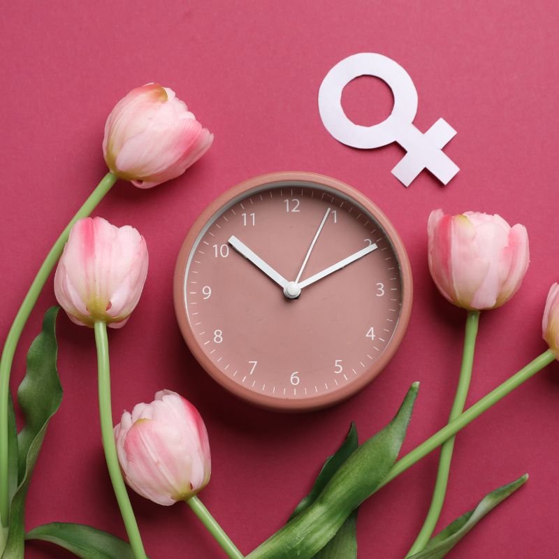 mujer reflexionando sobre cambios hormonales tempranos